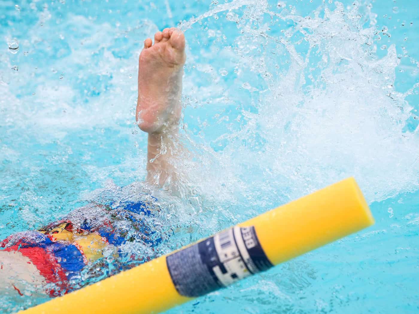 Die ersten Schwimmzüge fallen vielen Kindern schwer. (Symbolbild) / Foto: Julian Stratenschulte/dpa