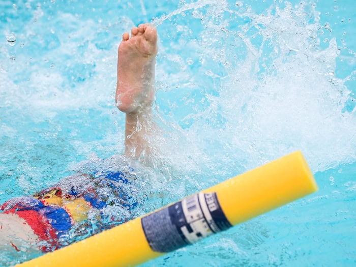 Die ersten Schwimmzüge fallen vielen Kindern schwer. (Symbolbild) / Foto: Julian Stratenschulte/dpa