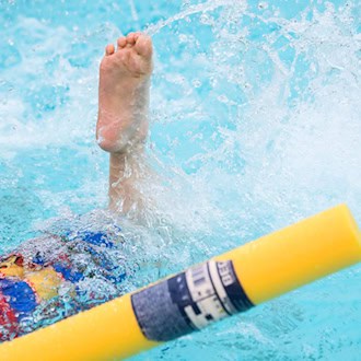 Die ersten Schwimmzüge fallen vielen Kindern schwer. (Symbolbild) / Foto: Julian Stratenschulte/dpa