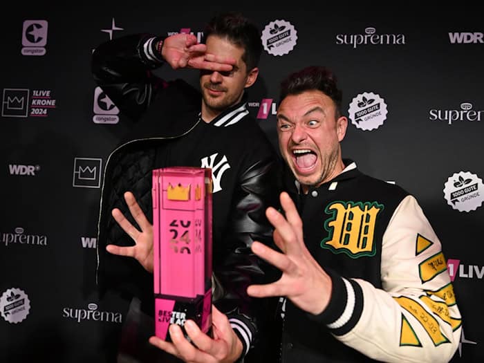 Zum Auftakt am 20. Juni soll auf der IdeenExpo das Pop-Duo SDP auftreten. Hier feierte die Band aus Berlin 2024 nach der Verleihung des Musikpreises «1Live Krone» ihren Preis. (Archivbild) / Foto: David Inderlied/dpa