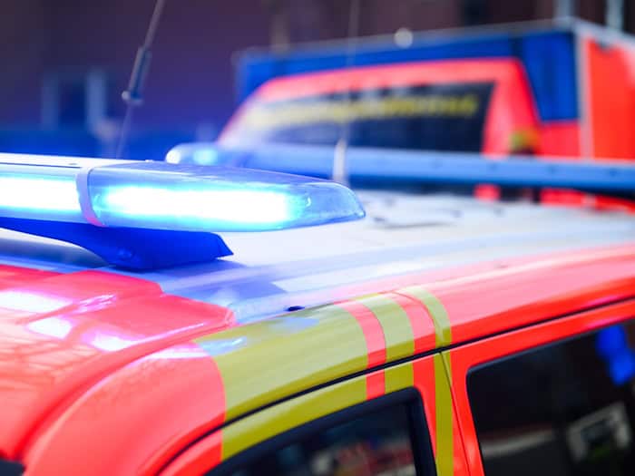 Rettungswagen brachten die Verletzten ins Krankenhaus. (Symbolbild) / Foto: Julian Stratenschulte/dpa