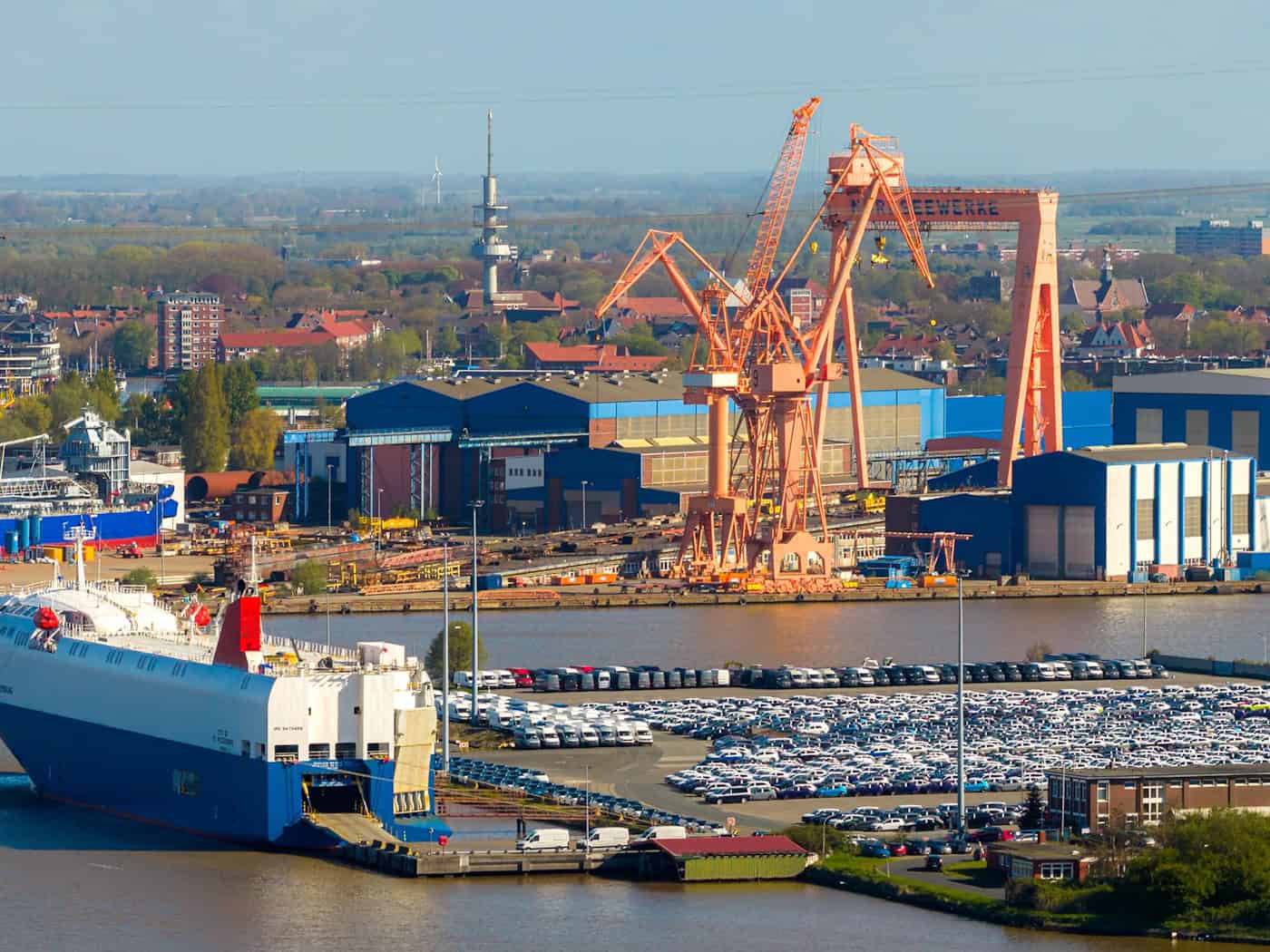 Zu der Nationalen Maritimen Konferenz wird der Bundeskanzler in Emden erwartet. (Archivbild) / Foto: Sina Schuldt/dpa