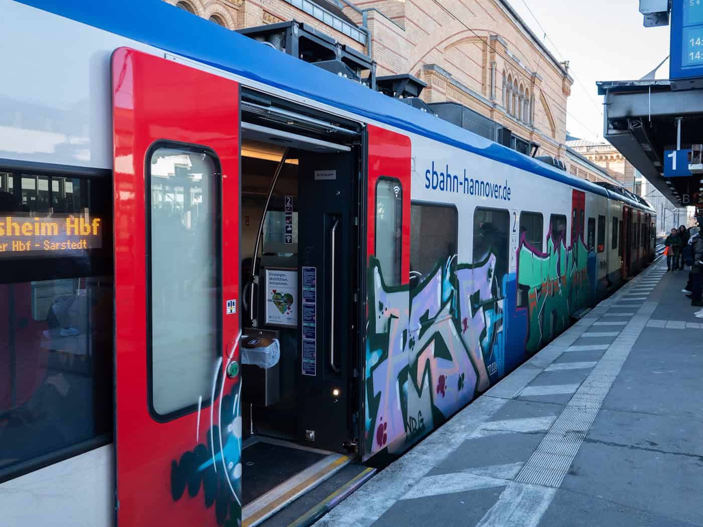 Erhebliche Störungen bei der S-Bahn. (Archivbild) / Foto: Marco Rauch/dpa