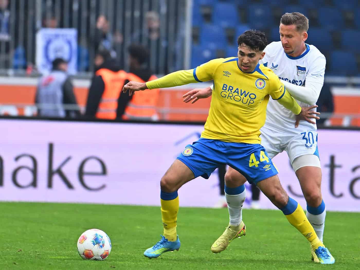 Im Zweikampf: Braunschweigs Johan Gomez (l) wird von dem Berliner Paul Seguin bedrängt. / Foto: Swen Pförtner/dpa