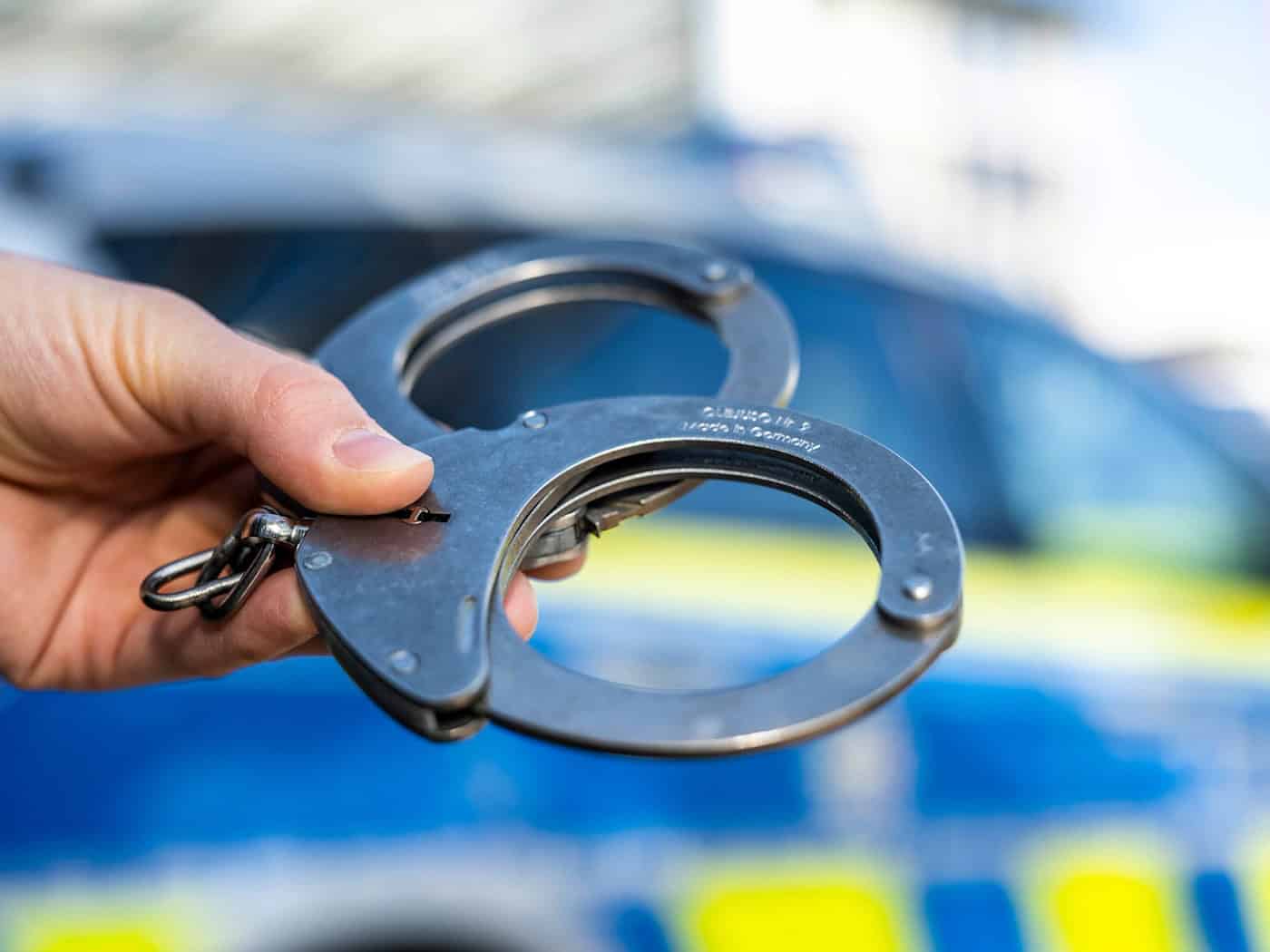 In einem Zug in Northeim eskaliert der Streit zwischen zwei Männern. (Symbolbild) / Foto: David Inderlied/dpa