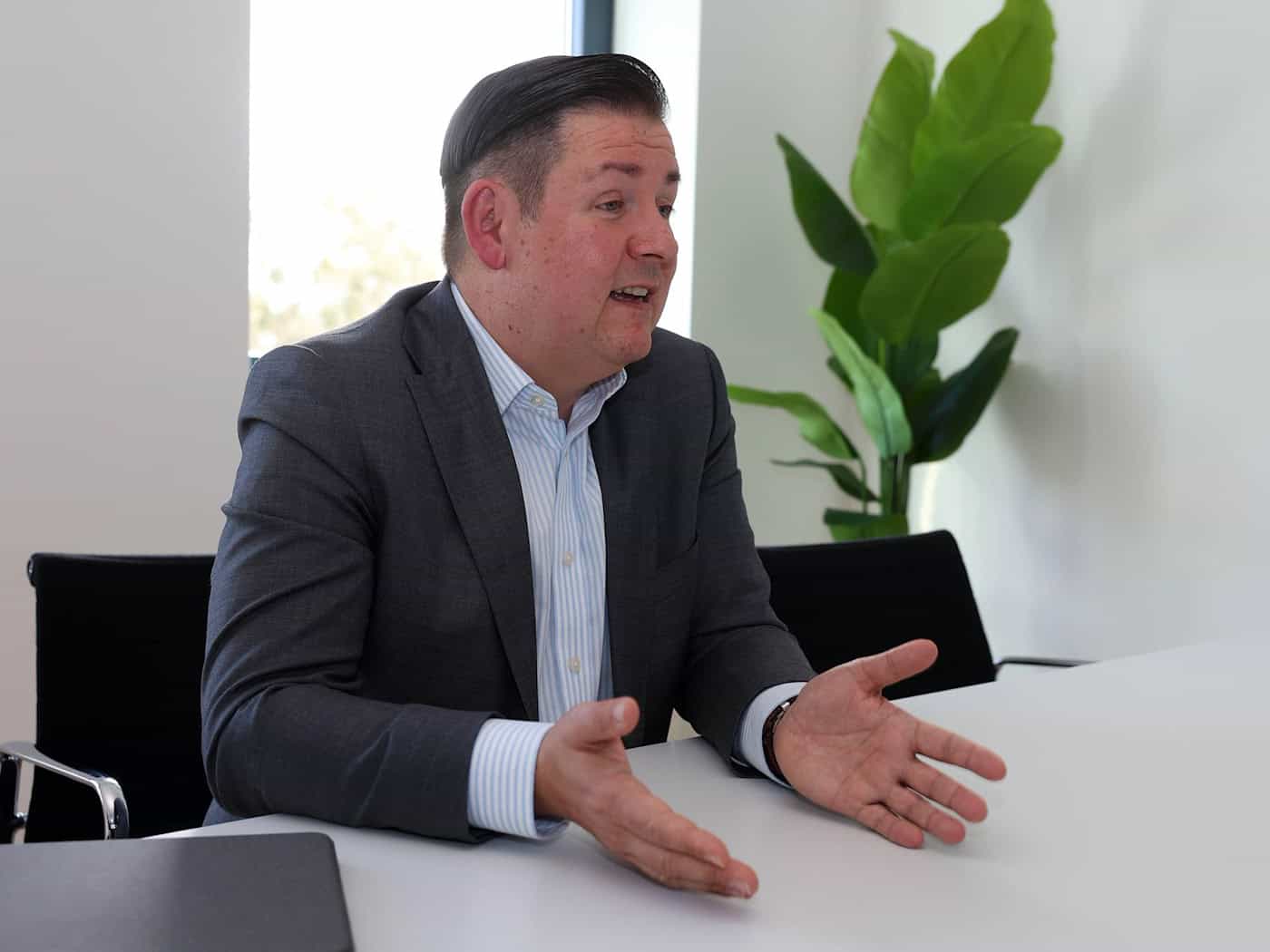 Der suspendierte Landrat Marcel Riethig (SPD) möchte nochmal gewählt werden - tritt aber im September als parteiloser Kandidat an. / Foto: Stefan Rampfel/dpa