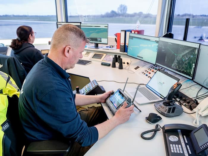 Vom Kontrollraum am Flugplatz Norddeich steuert Ingo Hellmann die Drohne.  / Foto: Hauke-Christian Dittrich/dpa