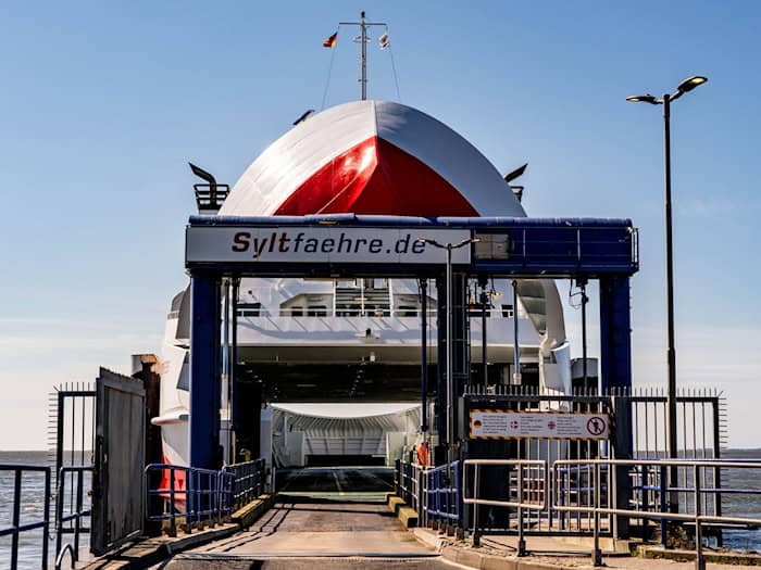 Wer mit der Fähre von und nach Sylt fahren möchte, muss aktuell mehr für ein Ticket zahlen. (Archivbild) / Foto: Axel Heimken/dpa