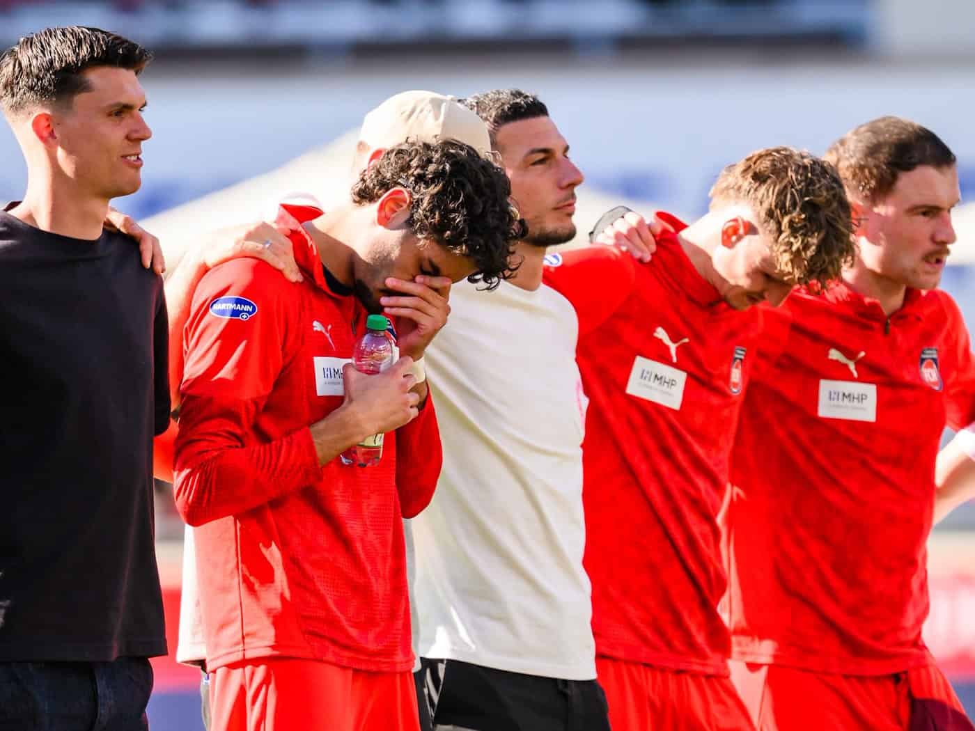 Emotionale Szene: Eren Dinkci wurde mit Sprechchören gefeiert. / Foto: Tom Weller/dpa
