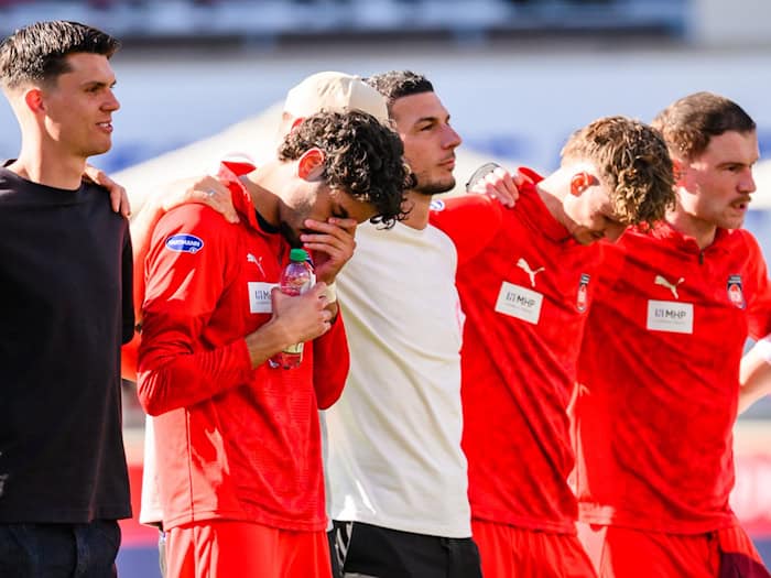 Emotionale Szene: Eren Dinkci wurde mit Sprechchören gefeiert. / Foto: Tom Weller/dpa