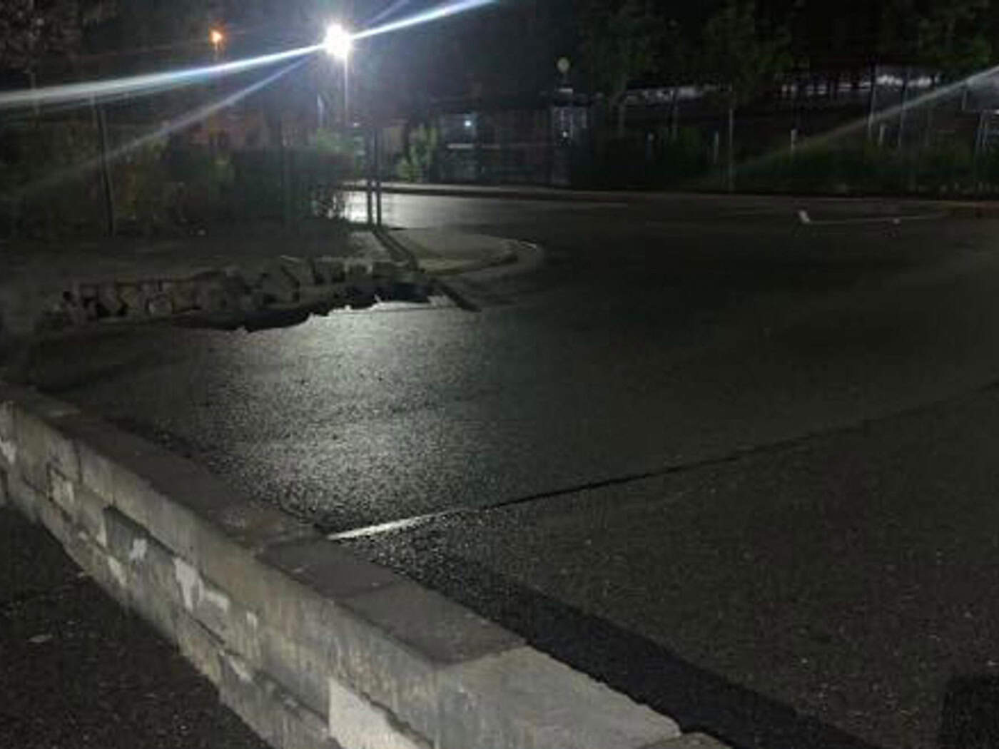 Eine Mauer auf der Fahrbahn des Busbahnhofes einer Schule in Lindhorst hat einen Polizeieinsatz ausgelöst.   / Foto: -/Polizeiinspektion Nienburg-Schaumburg/dpa