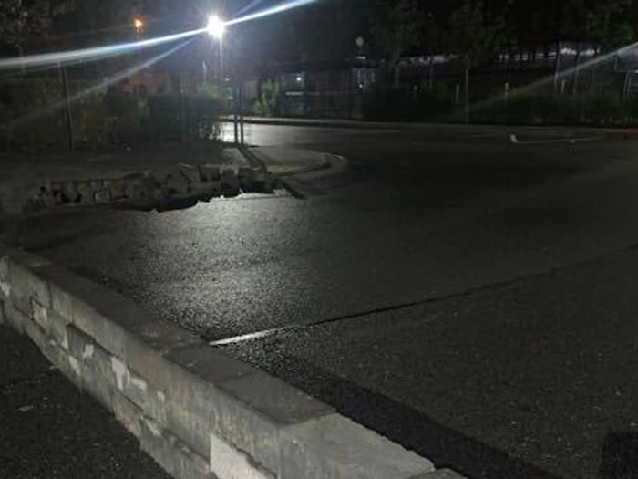 Eine Mauer auf der Fahrbahn des Busbahnhofes einer Schule in Lindhorst hat einen Polizeieinsatz ausgelöst.   / Foto: -/Polizeiinspektion Nienburg-Schaumburg/dpa