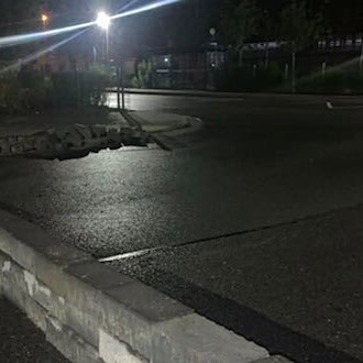 Eine Mauer auf der Fahrbahn des Busbahnhofes einer Schule in Lindhorst hat einen Polizeieinsatz ausgelöst.   / Foto: -/Polizeiinspektion Nienburg-Schaumburg/dpa