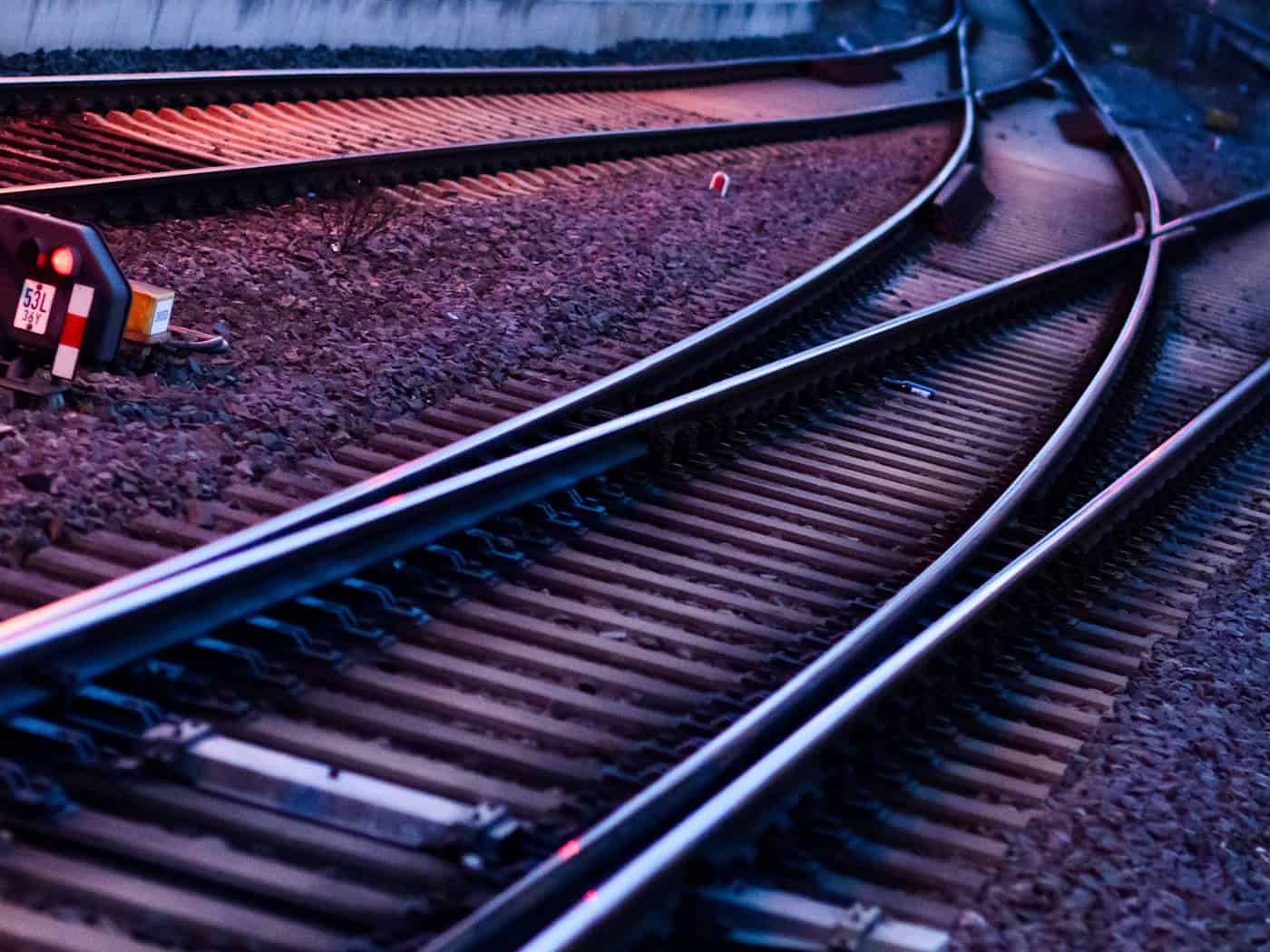 Beim Wurf einer Flasche auf einen fahrenden ICE ist der Zug erheblich beschädigt worden. (Symbolbild) / Foto: Julian Stratenschulte/dpa