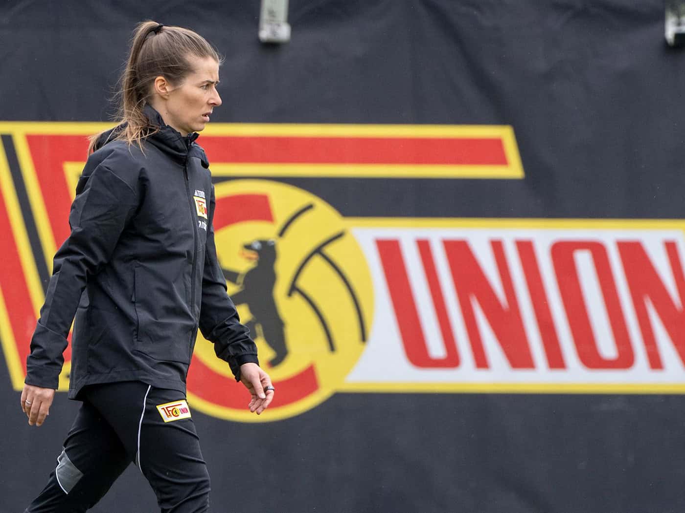 Marie-Louise Eta leitet das Training beim 1. FC Union Berlin.  / Foto: Matthias Koch/dpa
