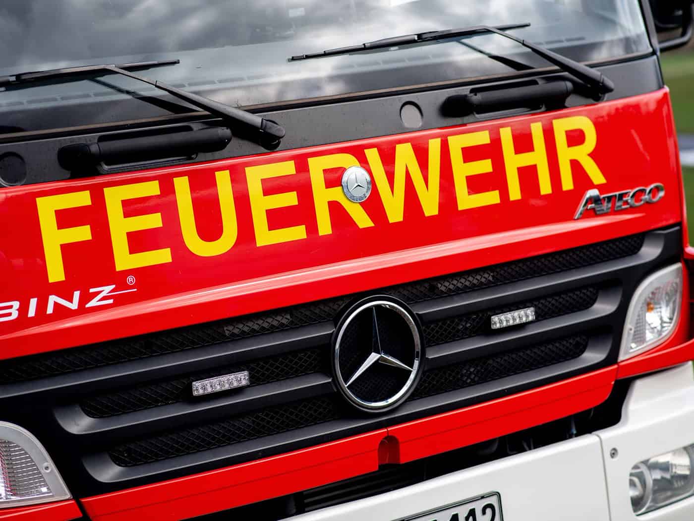 Die Feuerwehr löscht den Brand am Samstagmorgen in Helmstedt. (Symbolbild) / Foto: Hauke-Christian Dittrich/dpa