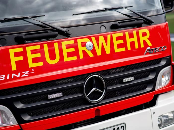 Die Feuerwehr löscht den Brand am Samstagmorgen in Helmstedt. (Symbolbild) / Foto: Hauke-Christian Dittrich/dpa