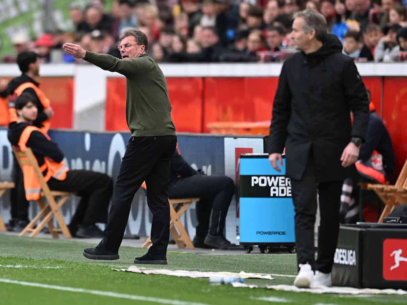 Wolfsburgs Trainer Dieter Hecking (l) war unzufrieden mit der Leistung des Schiedsrichters.  / Foto: Fabian Strauch/dpa