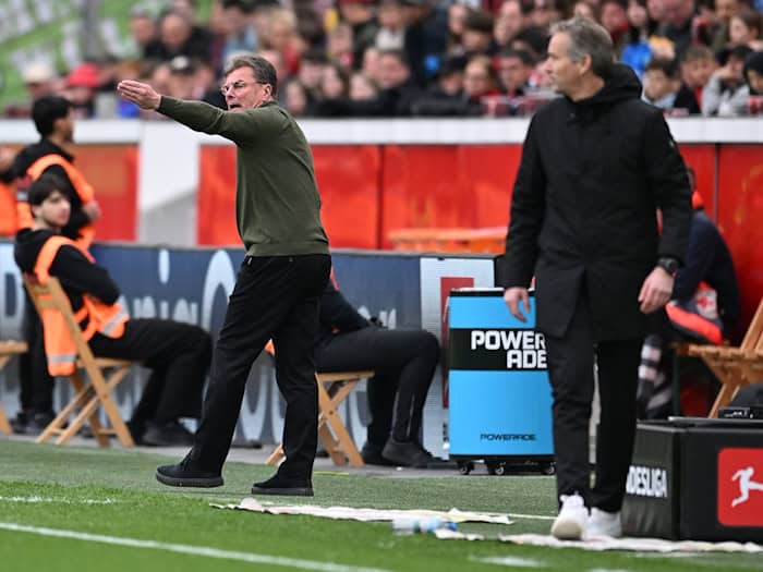 Wolfsburgs Trainer Dieter Hecking (l) war unzufrieden mit der Leistung des Schiedsrichters.  / Foto: Fabian Strauch/dpa