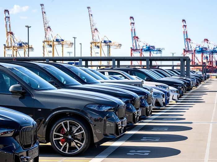 Wegen der US-Zölle werden am BLG Autoterminal Bremerhaven weniger Autos für den Export verschifft. (Archivbild) / Foto: Sina Schuldt/dpa
