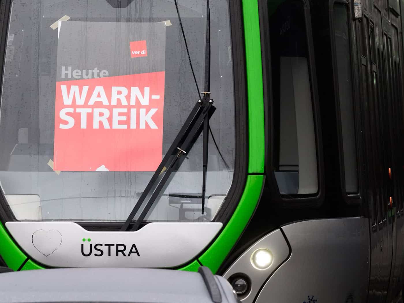 Zehntausende Besucher aus aller Welt werden zur Hannover Messe erwartet. Ausgerechnet zum Auftakt soll im Nahverkehr ein Warnstreik stattfinden. (Archivbild) / Foto: Julian Stratenschulte/dpa