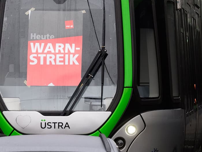 Zehntausende Besucher aus aller Welt werden zur Hannover Messe erwartet. Ausgerechnet zum Auftakt soll im Nahverkehr ein Warnstreik stattfinden. (Archivbild) / Foto: Julian Stratenschulte/dpa