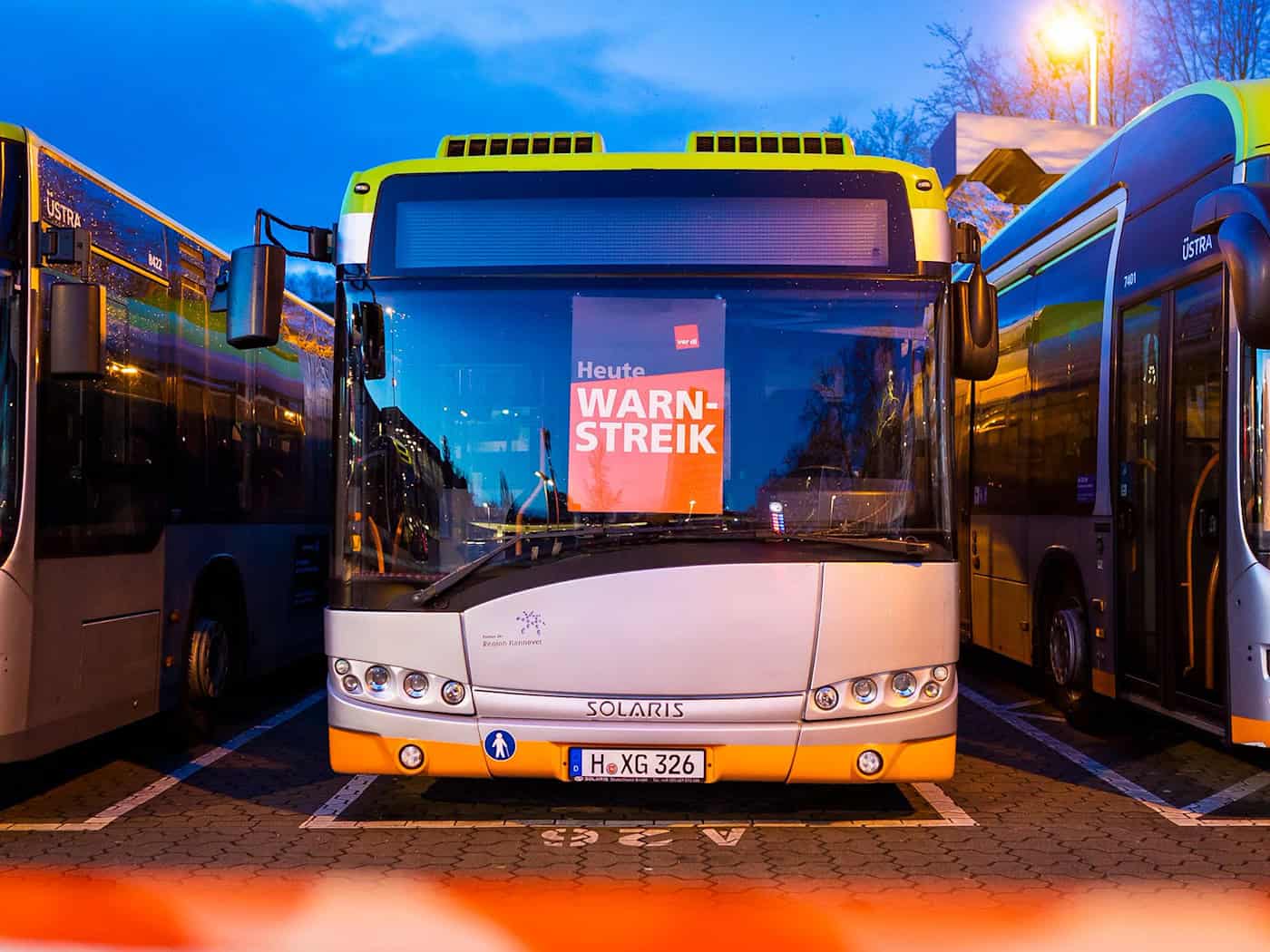 Viele Busse werden wegen des Warnstreiks in Niedersachsen voraussichtlich nicht fahren. (Archivbild) / Foto: Moritz Frankenberg/dpa