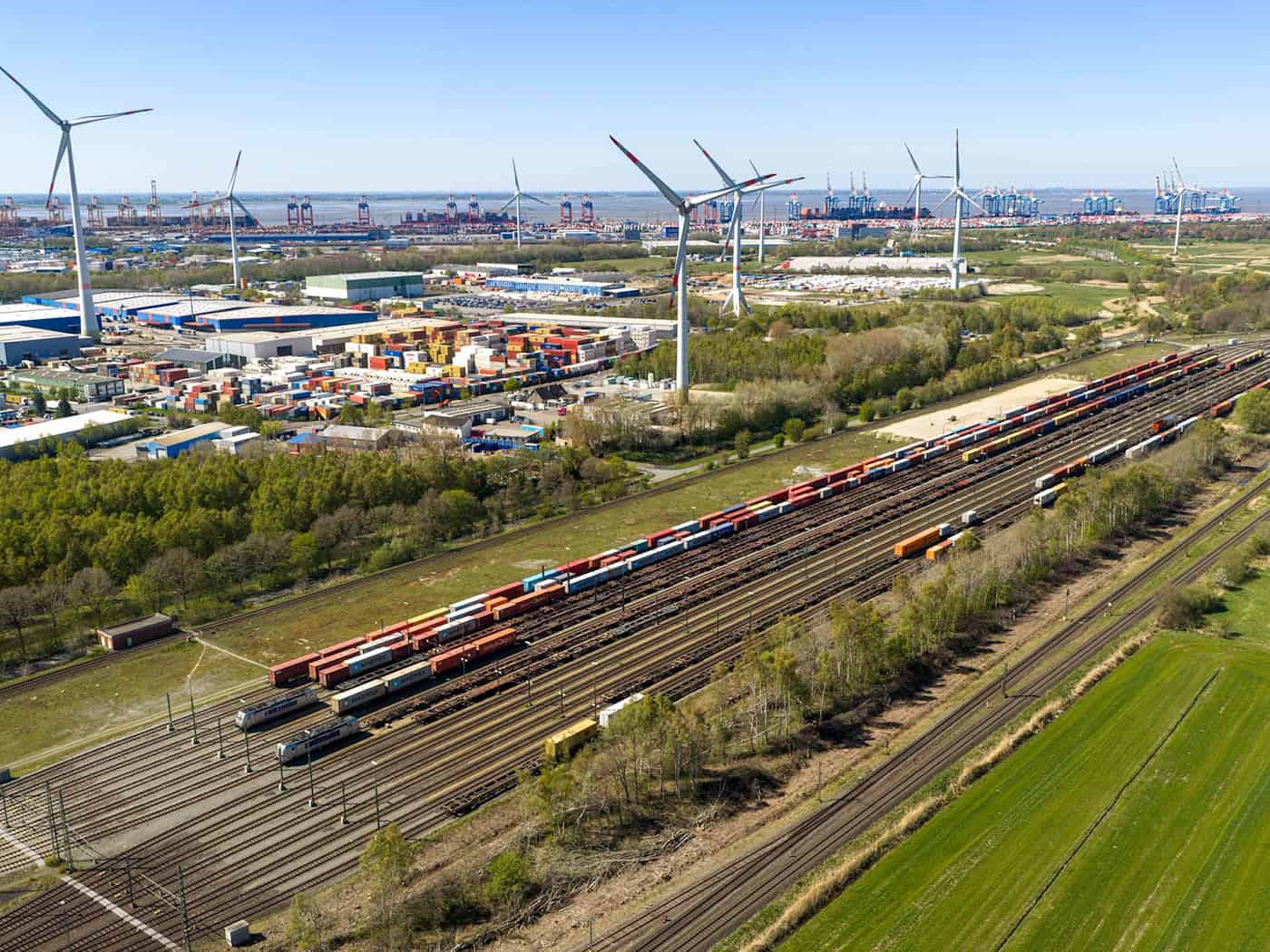 Der Bahnhof soll um sieben zusätzliche Vorstellgleise erweitert werden. / Foto: Sina Schuldt/dpa