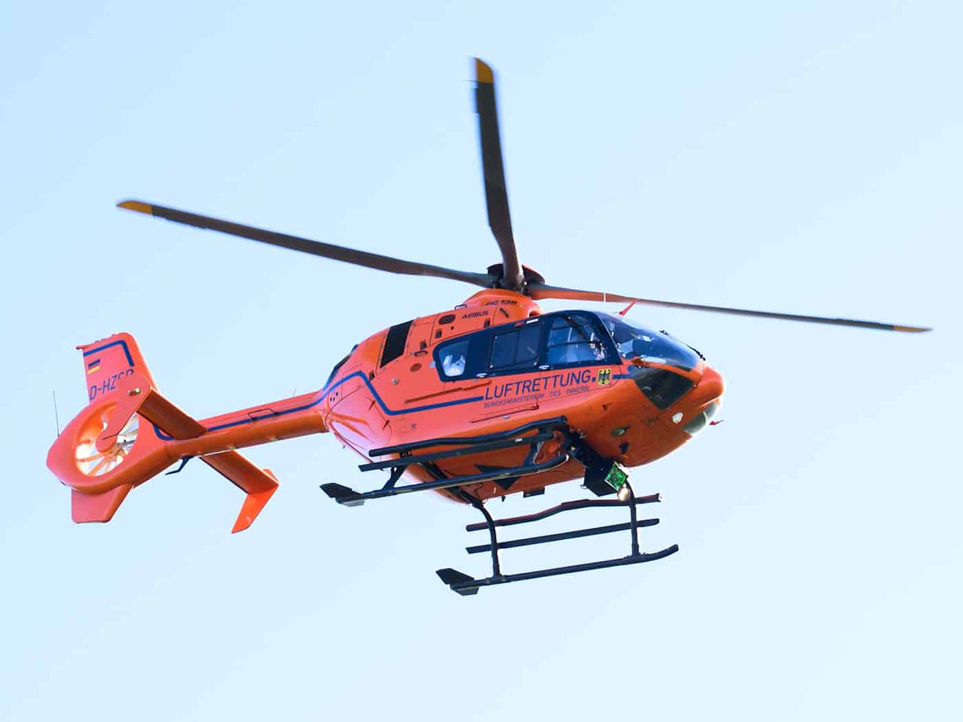 Ein Rettungshubschrauber brachte den 76-Jährigen in ein Krankenhaus. (Symbolbild) / Foto: Julian Stratenschulte/dpa