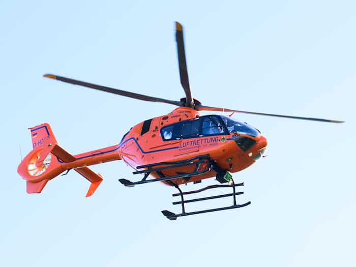 Ein Rettungshubschrauber brachte den 76-Jährigen in ein Krankenhaus. (Symbolbild) / Foto: Julian Stratenschulte/dpa