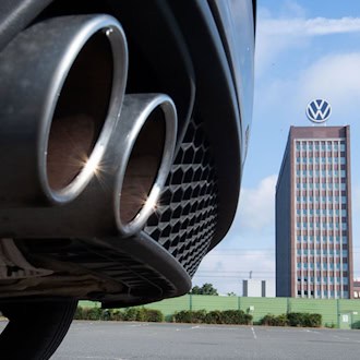 Mehr als zehn Jahre nach dem Auffliegen des Dieselskandals bei VW sind die Gerichtsverfahren längst nicht abgeschlossen. (Archivbild)  / Foto: Julian Stratenschulte/dpa