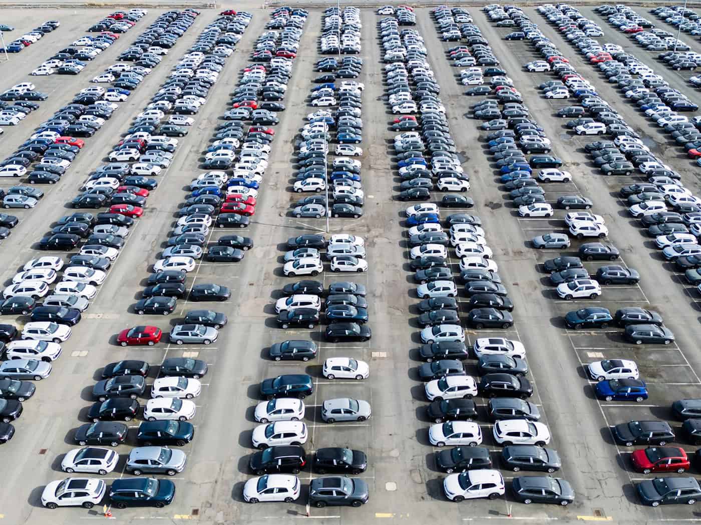 Der VW-Konzern liefert weltweit weniger Autos aus. (Archivbild) / Foto: Julian Stratenschulte/dpa