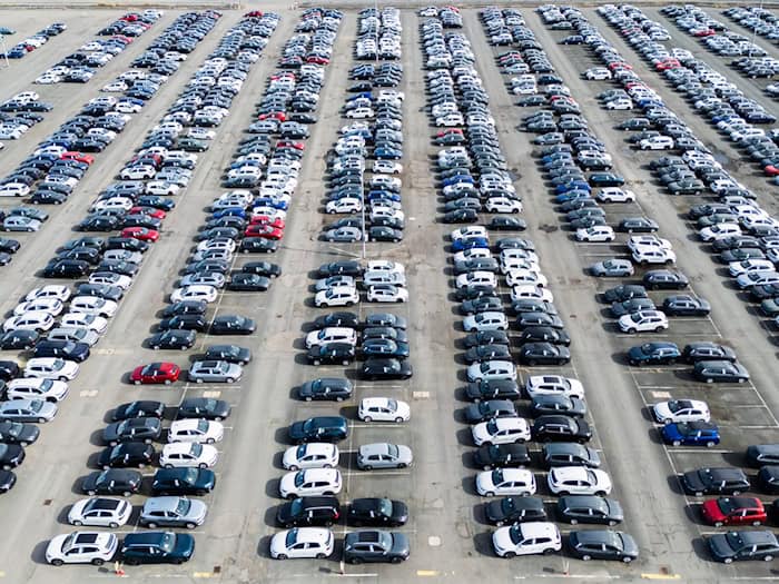 Der VW-Konzern liefert weltweit weniger Autos aus. (Archivbild) / Foto: Julian Stratenschulte/dpa