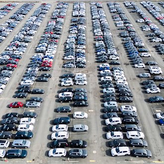 Der VW-Konzern liefert weltweit weniger Autos aus. (Archivbild) / Foto: Julian Stratenschulte/dpa