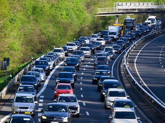 Auf dem Messe-Schnellweg ging es am Morgen eher langsam voran. / Foto: Julian Stratenschulte/dpa