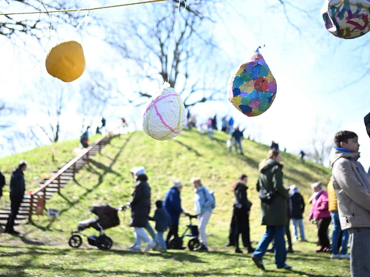 Sonniges Frühlingswetter lockte viele Besucher zu der Ostertradition an den Plytenberg.  / Foto: Lars Penning/dpa