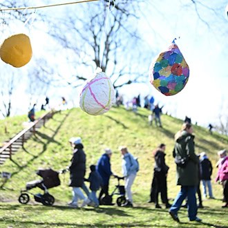 Sonniges Frühlingswetter lockte viele Besucher zu der Ostertradition an den Plytenberg.  / Foto: Lars Penning/dpa