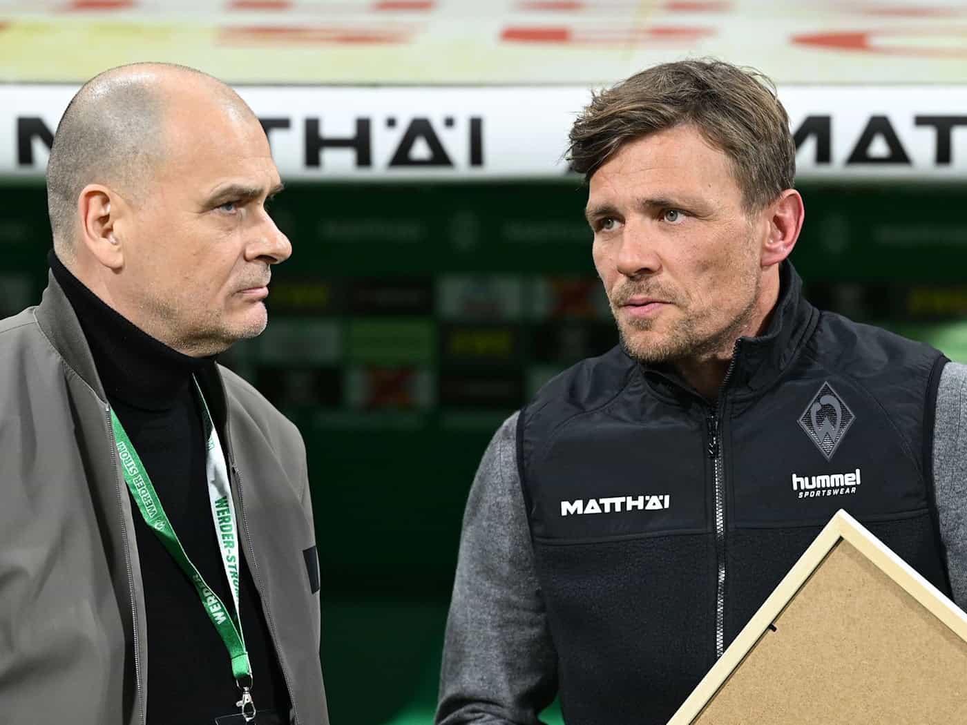 Werder Bremens Vorsitzender der Geschäftsführung, Klaus Filbry (l), stärkt Profifußball-Geschäftsführer Clemens Fritz den Rücken. (Archivbild) / Foto: ---/dpa