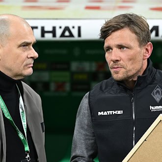 Werder Bremens Vorsitzender der Geschäftsführung, Klaus Filbry (l), stärkt Profifußball-Geschäftsführer Clemens Fritz den Rücken. (Archivbild) / Foto: ---/dpa