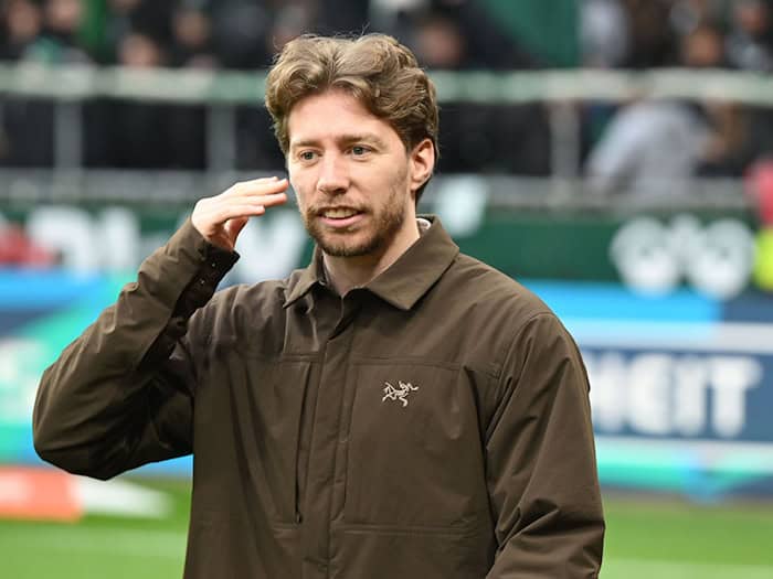 Der seit Monaten verletzte Mitchell Weiser hat deutliche Kritik an sportlichen Entscheidungen seines Clubs Werder Bremen geübt. (Archivbild) / Foto: Carmen Jaspersen/dpa