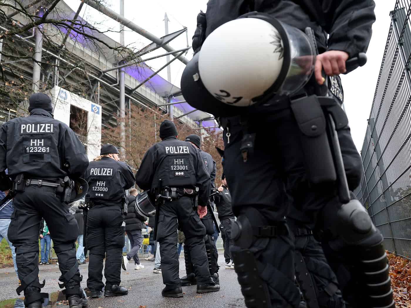 Polizei-Einsatz beim Hinspiel zwischen dem Hamburger SV und Werder Bremen. (Archivbild) / Foto: Christian Charisius/dpa