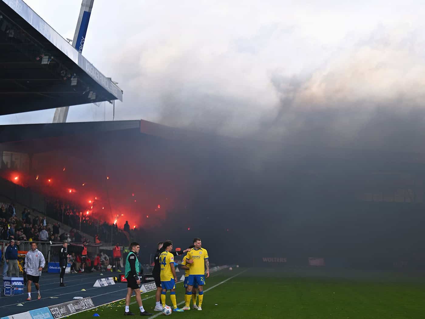Kurz nach der Pause wurde das Spiel in Braunschweig unterbrochen. / Foto: Swen Pförtner/dpa