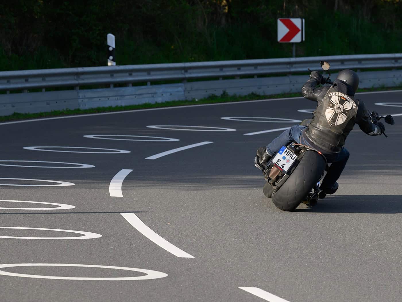 Runde Markierungen sollen in Südniedersachsen Motorradfahrer vor schweren Verletzungen schützen. / Foto: Swen Pförtner/dpa