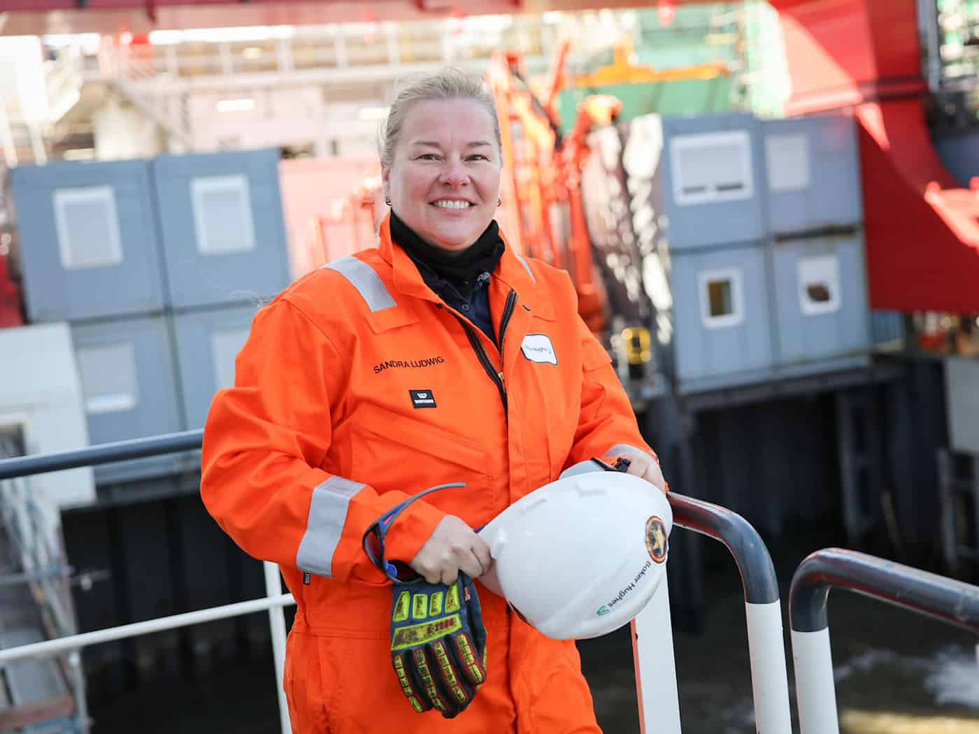 Sandra Ludwig ist eine der wenigen Frauen, die regelmäßig auf der einzigen deutschen Offshore-Bohrinsel arbeiten. / Foto: Christian Charisius/dpa
