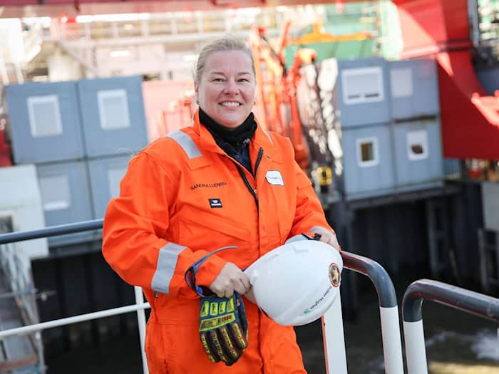 Sandra Ludwig ist eine der wenigen Frauen, die regelmäßig auf der einzigen deutschen Offshore-Bohrinsel arbeiten. / Foto: Christian Charisius/dpa
