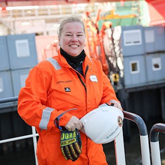 Sandra Ludwig ist eine der wenigen Frauen, die regelmäßig auf der einzigen deutschen Offshore-Bohrinsel arbeiten. / Foto: Christian Charisius/dpa