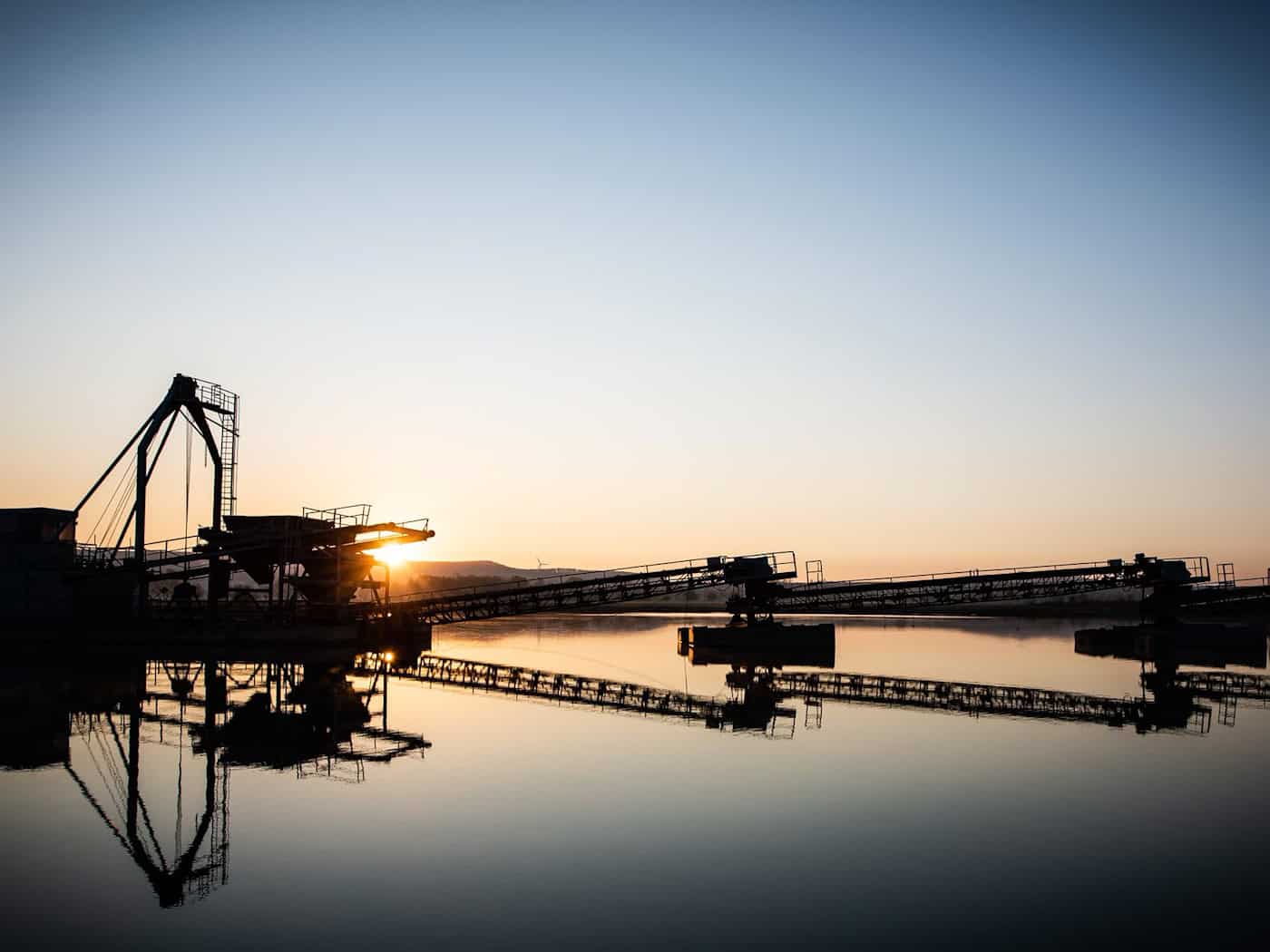 Wo genau Rohstoffvorkommen liegen, etwa für den Kiesabbau, zeigt die neue 3D-Karte. (Archivbild) / Foto: Swen Pförtner/dpa