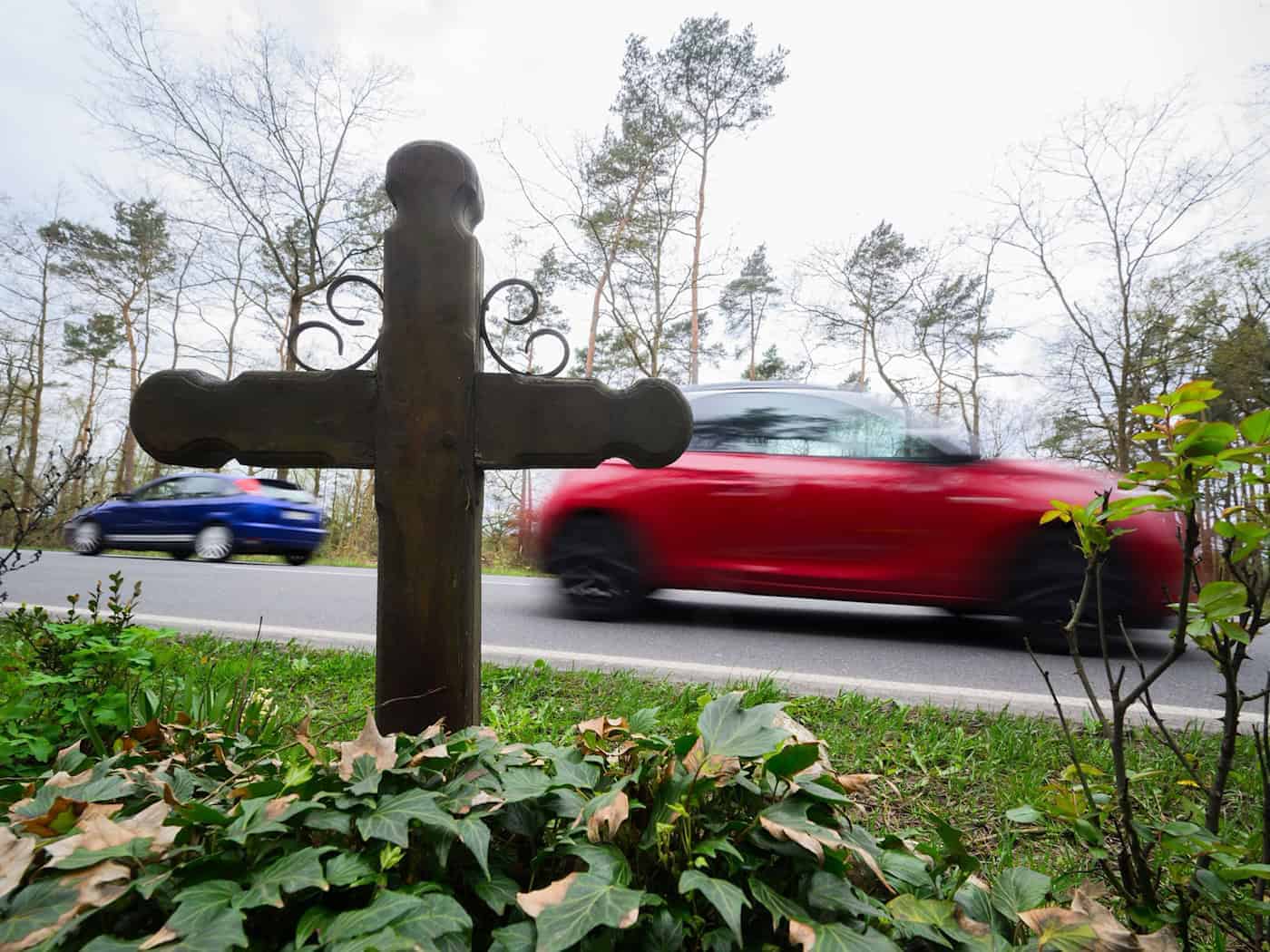 Wie viele Menschen starben 2025 im niedersächsischen Straßenverkehr? Innenministerin Daniela Behrens stellt die Verkehrsunfallstatistik vor. (Symbolbild) / Foto: Julian Stratenschulte/dpa