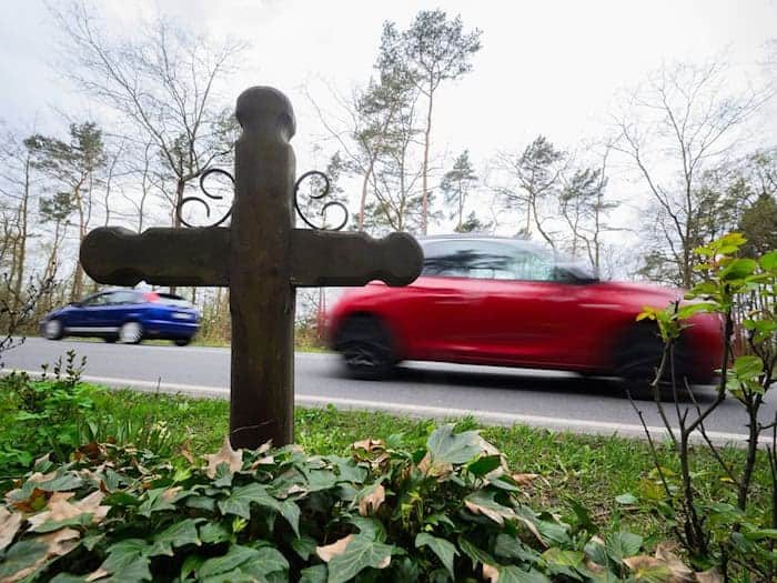 Wie viele Menschen starben 2025 im niedersächsischen Straßenverkehr? Innenministerin Daniela Behrens stellt die Verkehrsunfallstatistik vor. (Symbolbild) / Foto: Julian Stratenschulte/dpa