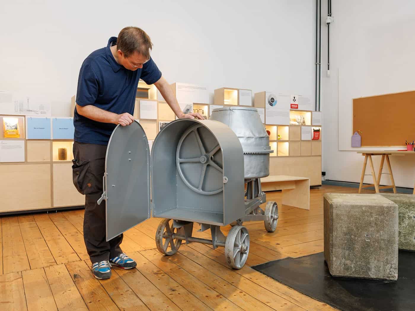 Mit dem Bauen und Wohnen früher sowie in der Zukunft beschäftigt sich eine Sonderausstellung im Museum Industriekultur Osnabrück. / Foto: Friso Gentsch/dpa
